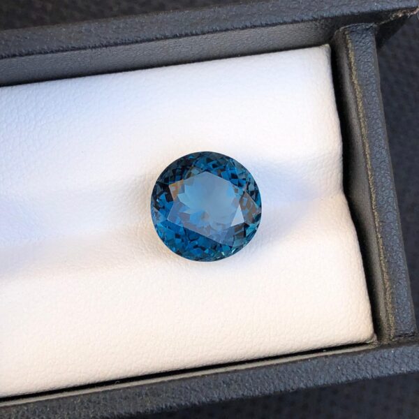 8.5 Carats Stunning Faceted Blue Topaz