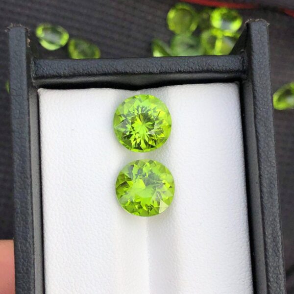 8.35 Carats Gorgeous Round Shape Peridot Pairs
