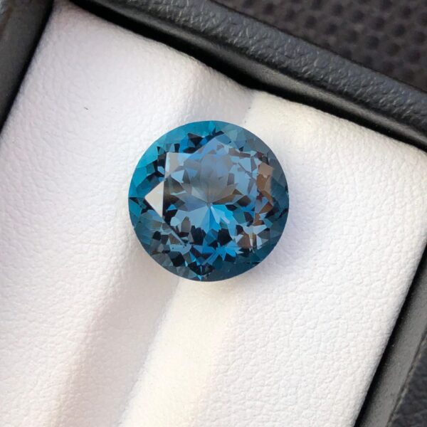 7.6 Carats Beautiful Faceted London Blue Topaz